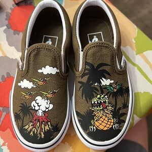 New in box, but missing lid.